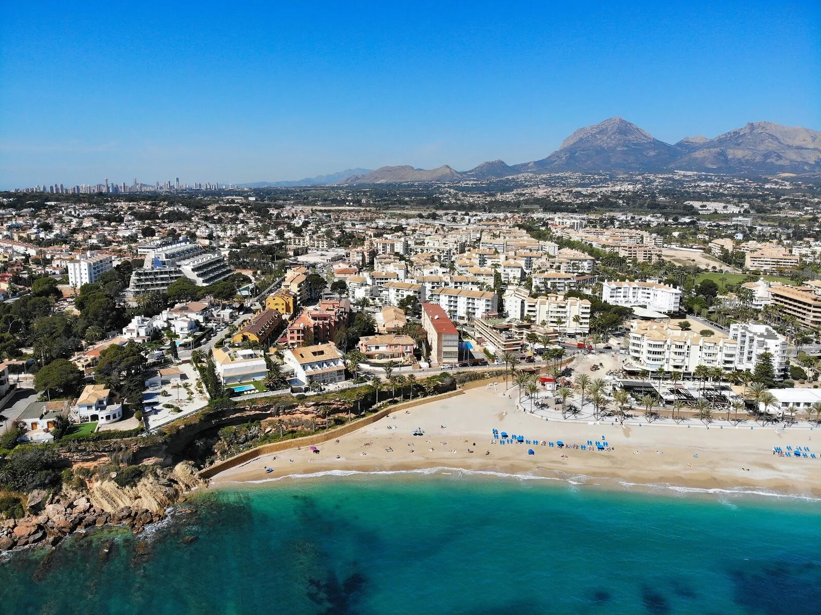 Luchtfoto van het strand van Albir (Alfaz del Pi) met de bergen aan de Costa Blanca