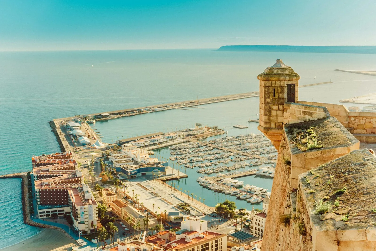 Luchtfoto van de jachthaven van Alicante aan de Costa Blanca