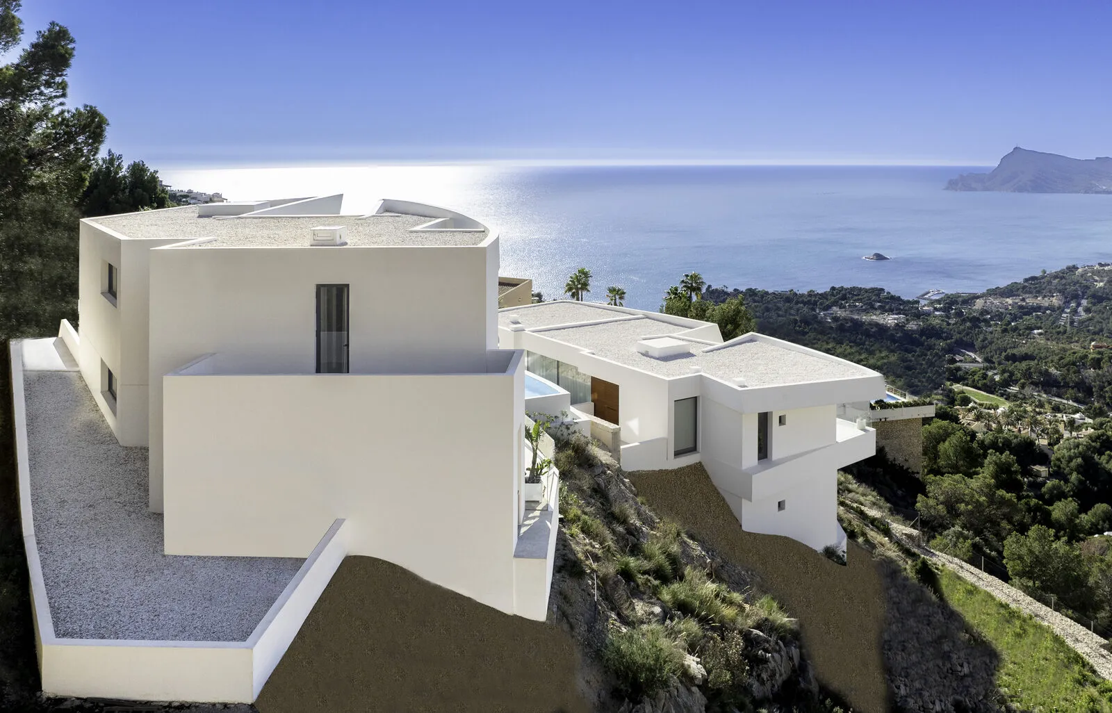 Een moderne witte villa met zeezicht op de heuvels van Altea aan de Costa Blanca