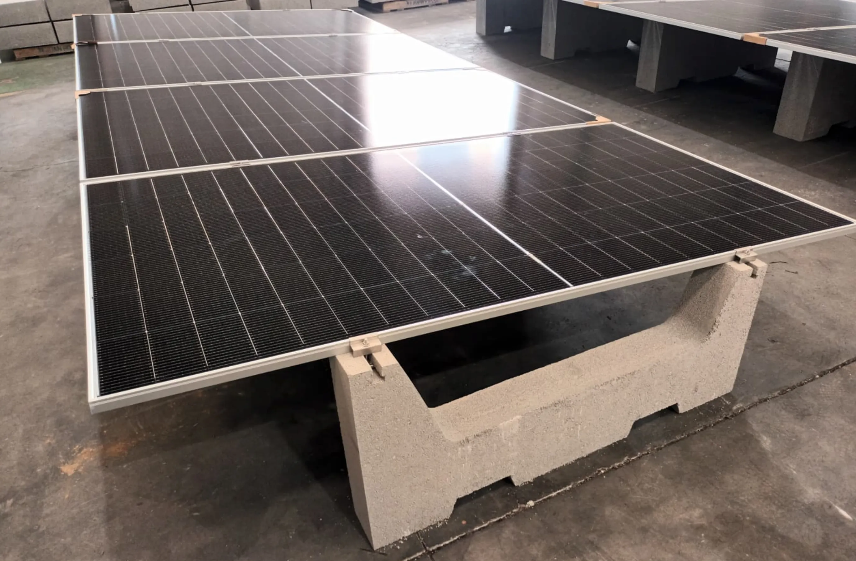 Alusín ballast-onderconstructie voor zonnepanelen op een plat dak