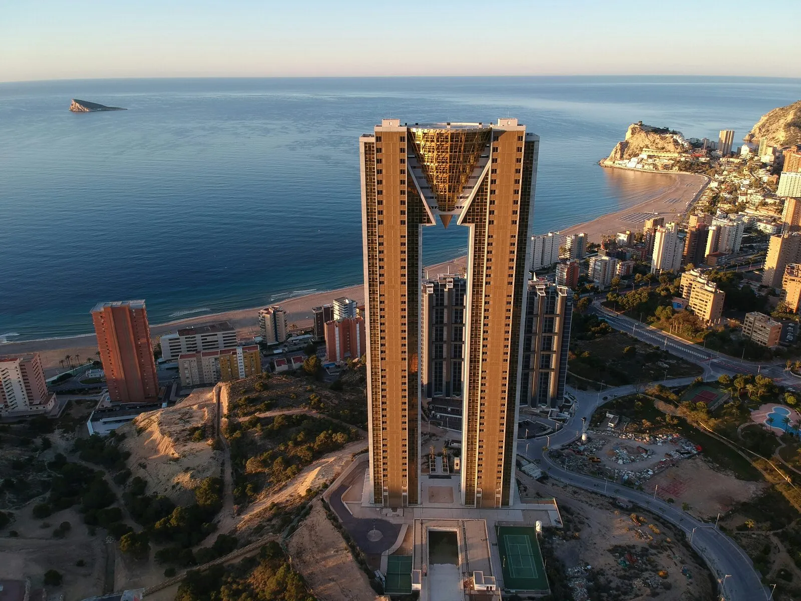 De In Tempo-toren en het strand van Benidorm aan de Costa Blanca