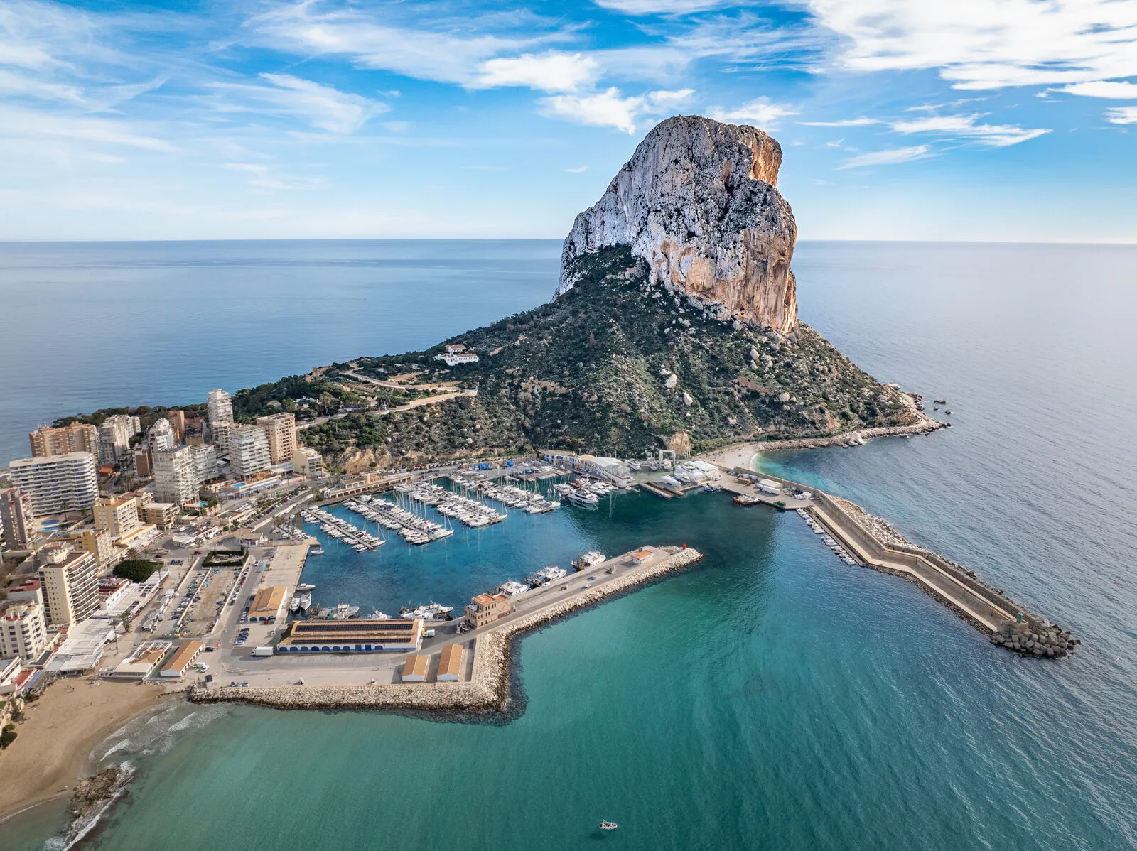 De Peñón de Ifach-rots en de jachthaven van Calpe aan de Costa Blanca