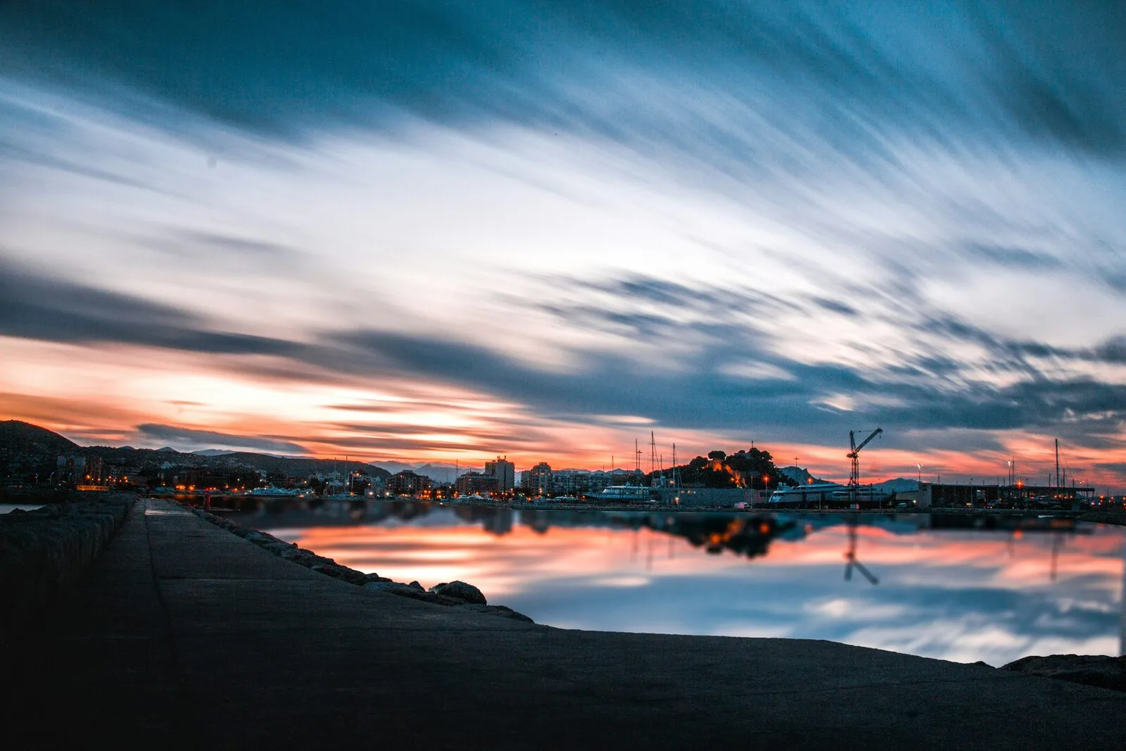 De jachthaven van Dénia bij zonsondergang aan de Costa Blanca