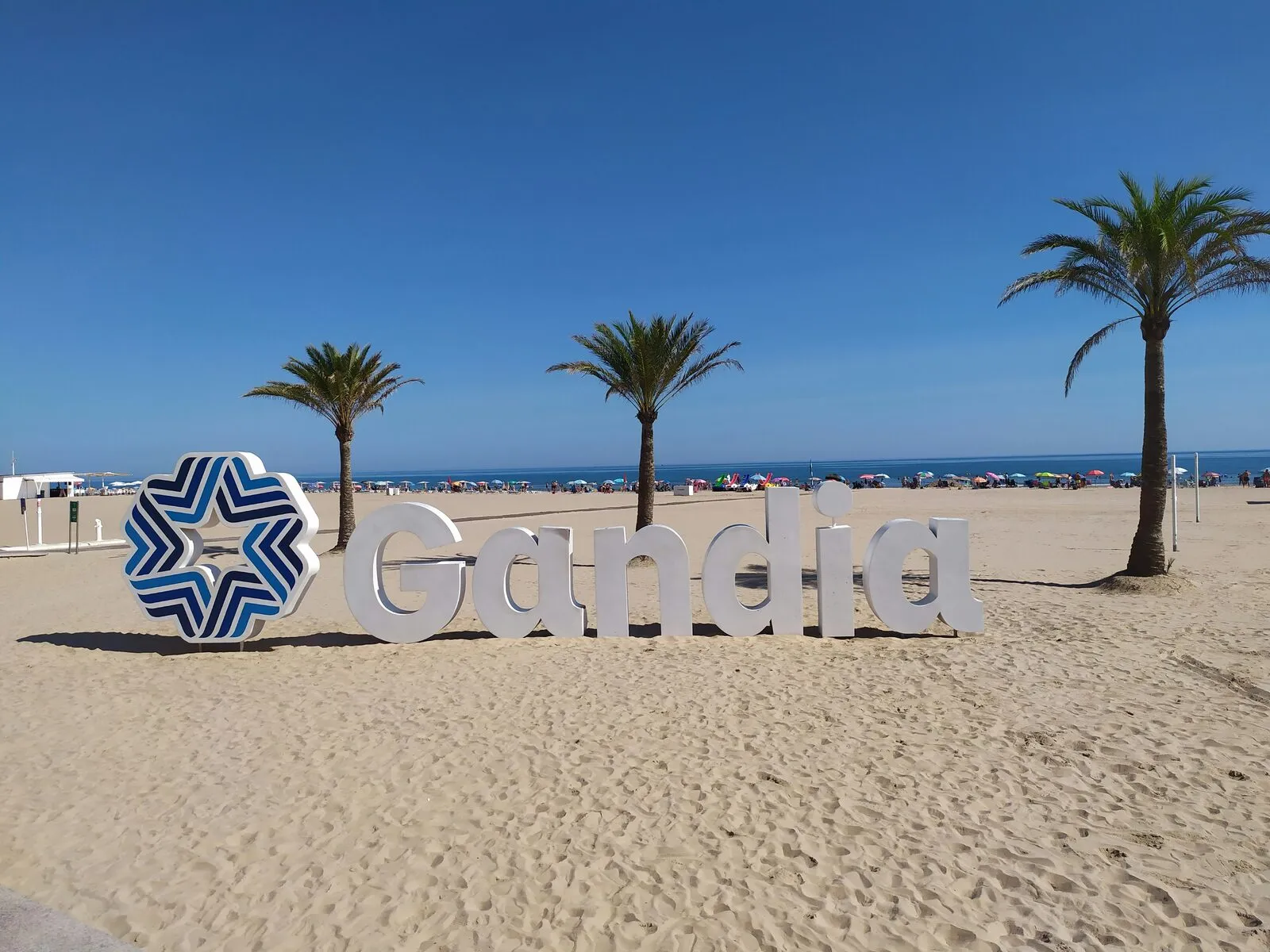 Het strand van Gandía met palmbomen aan de Costa Blanca