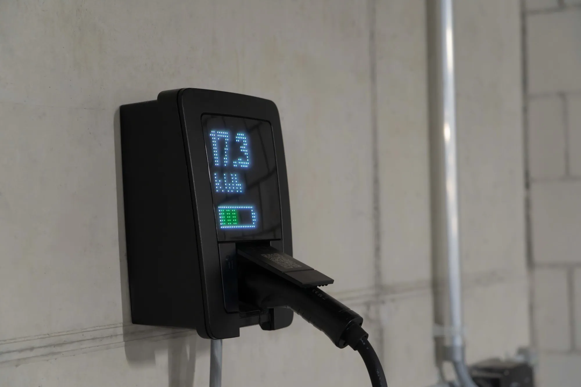Wandlaadpaal voor thuis met verlicht display en ingestoken stekker