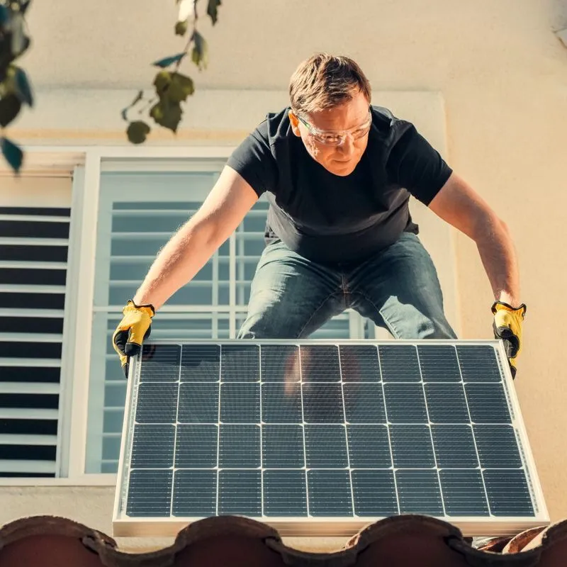 Een installateur van Solarfit aan het werk