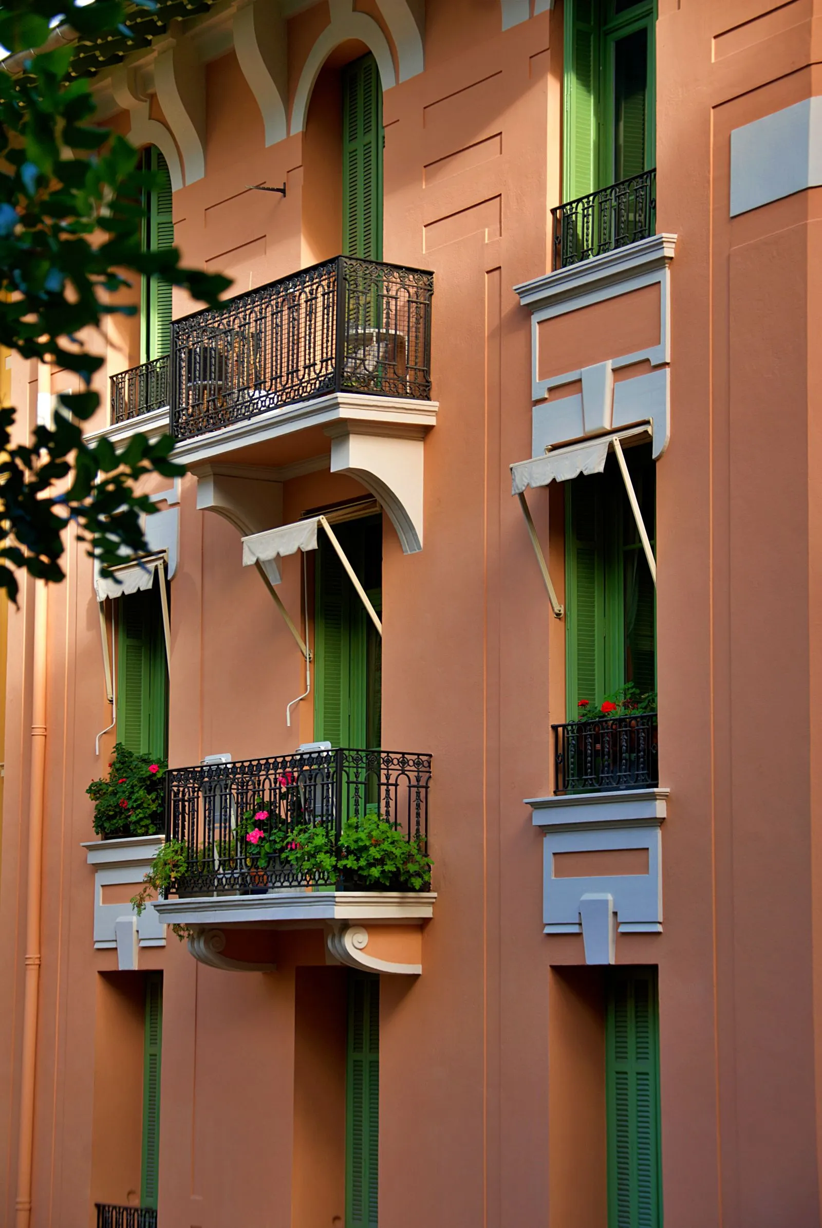 Mediterraan appartementengebouw met balkons en groene luiken