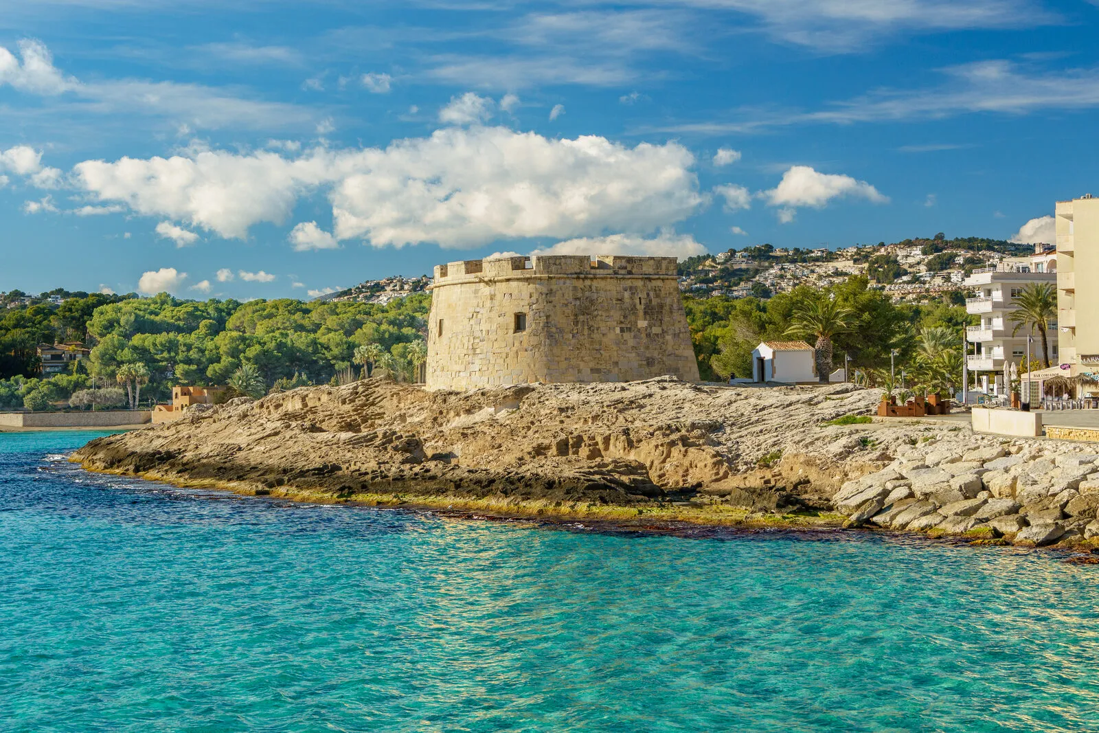 Het kasteel van Moraira aan de turquoise kust van de Costa Blanca