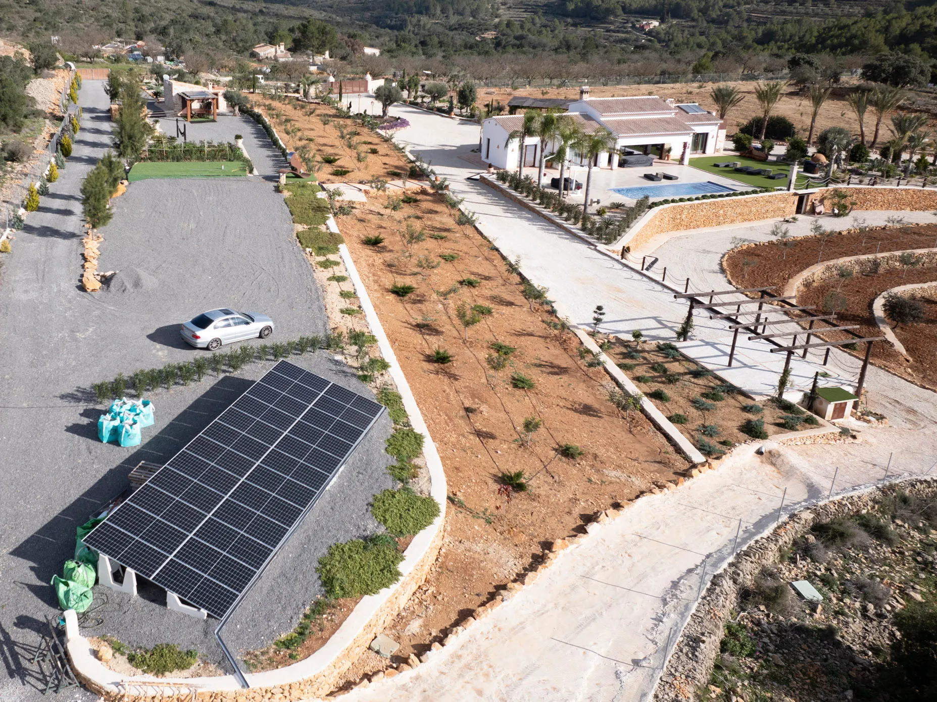Luchtfoto van een landelijk landgoed op de Costa Blanca met een grondopstelling zonnepanelen