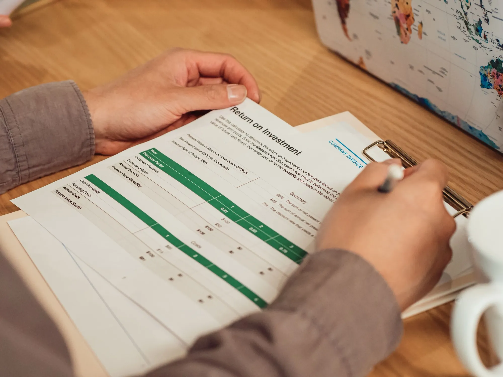 Twee mensen bekijken een terugverdien-berekening op papier