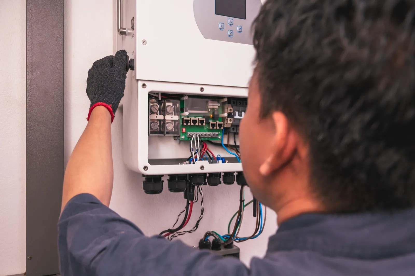 Solarfit-technicus voert onderhoud uit aan de omvormer van je zonne-installatie aan de Costa Blanca