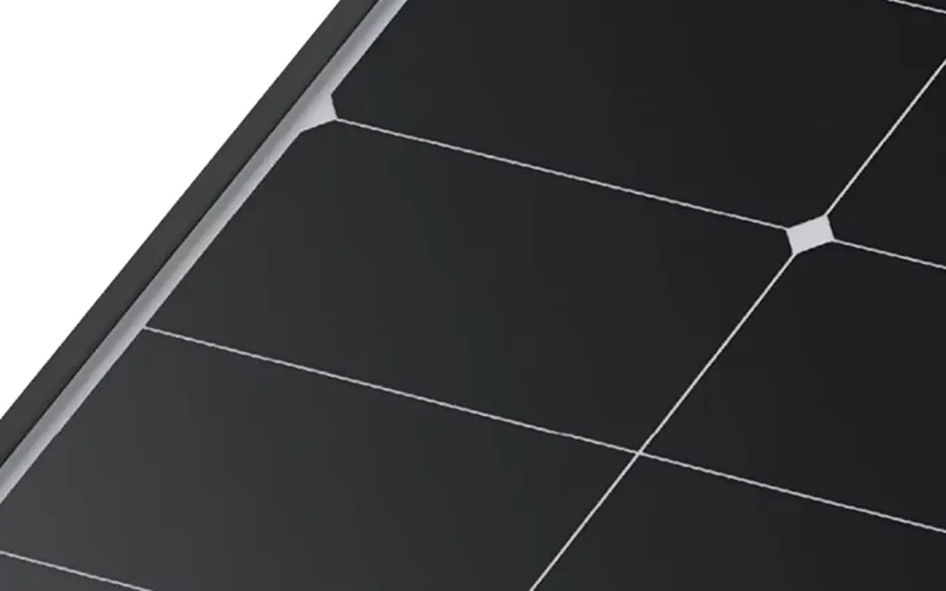 Glas-glas-zonnepaneel met zwart frame, gebouwd voor de zoute kust