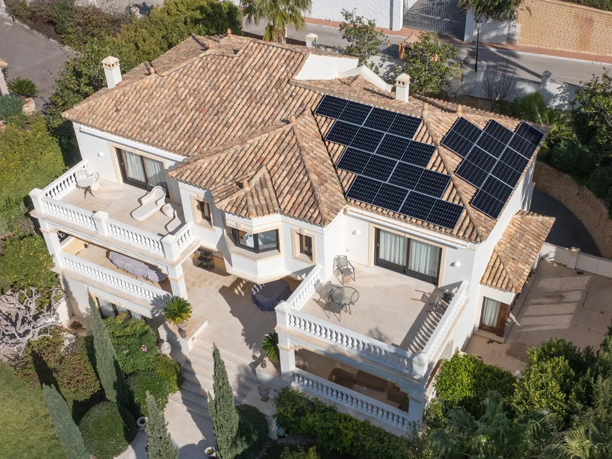 Zonnepanelen op het pannendak van een vrijstaande villa in Alfaz del Pi