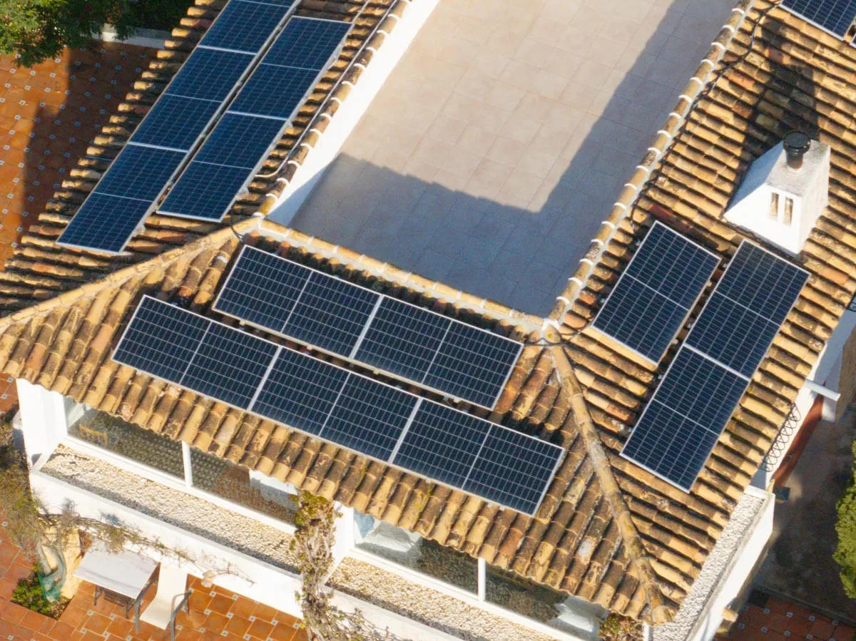 Glas-glas zonnepanelen op het pannendak van een villa in Alicante