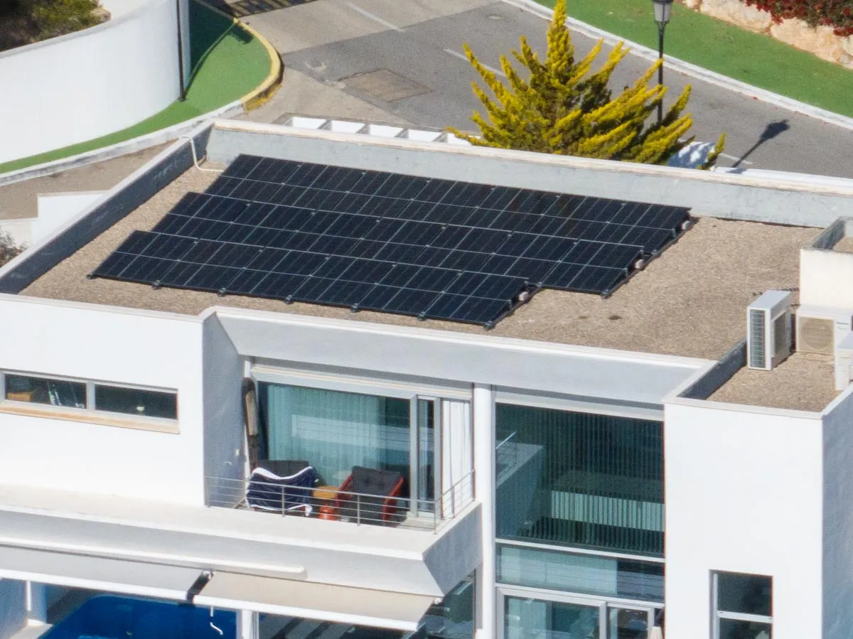 Off-grid zonnepanelen op het platte dak van een villa in Altea
