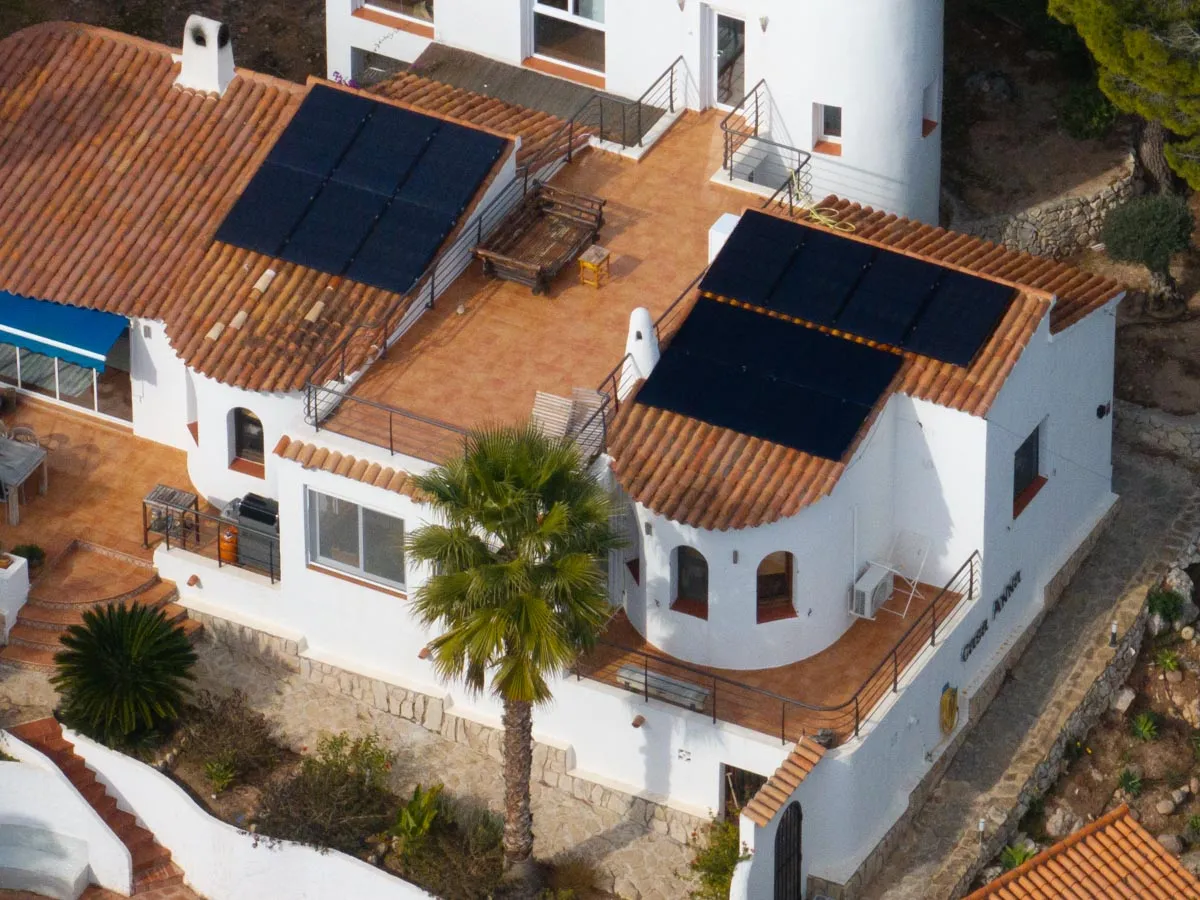 Full-black glas-glas zonnepanelen op een villa in een urbanisatie bij Dénia