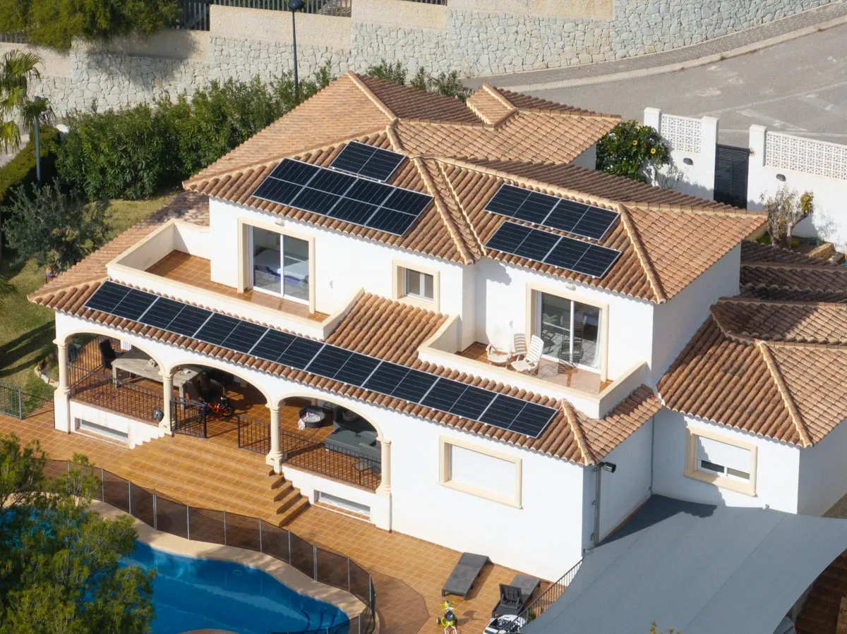 Zonnepanelen op het pannendak van een vrijstaande villa met zwembad in Moraira