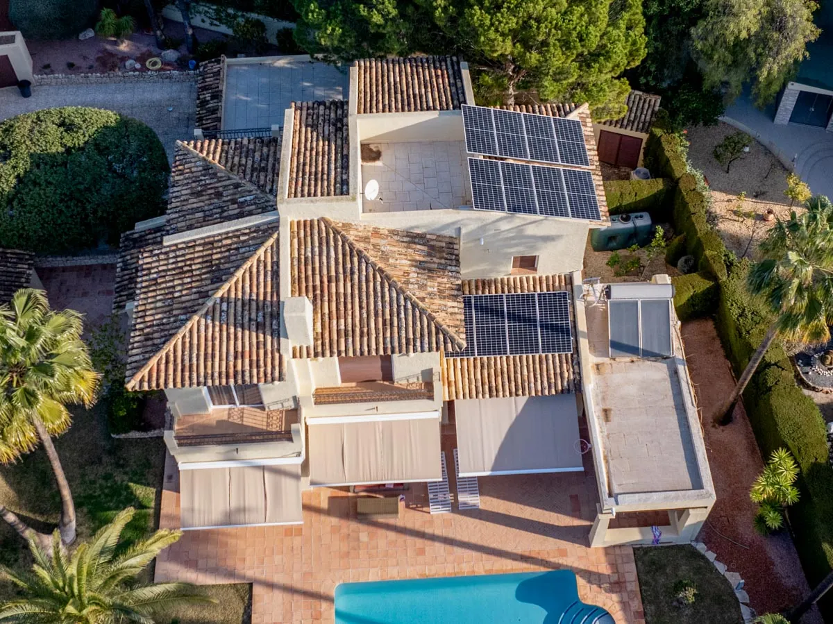 Zonnepanelen op een villa in Orihuela Costa