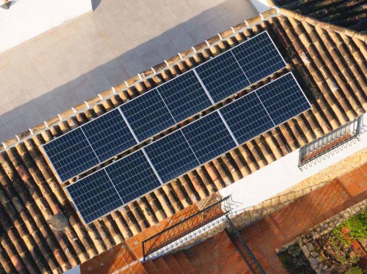 Zonnepanelen op het pannendak van een woning in Santa Pola