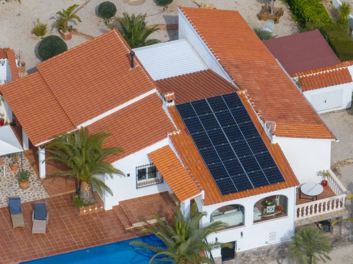 Glas-glas-zonnepanelen op het dak van een vrijstaande villa met zwembad in Torrevieja