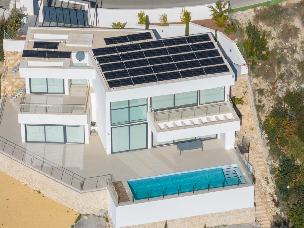 Onderhouden zonnepanelen-array op een villadak aan de Costa Blanca
