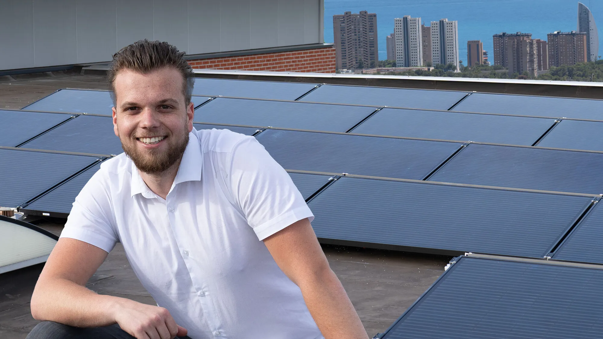 Zonnepanelen op een dak met de skyline van Benidorm aan de Costa Blanca-kust erachter