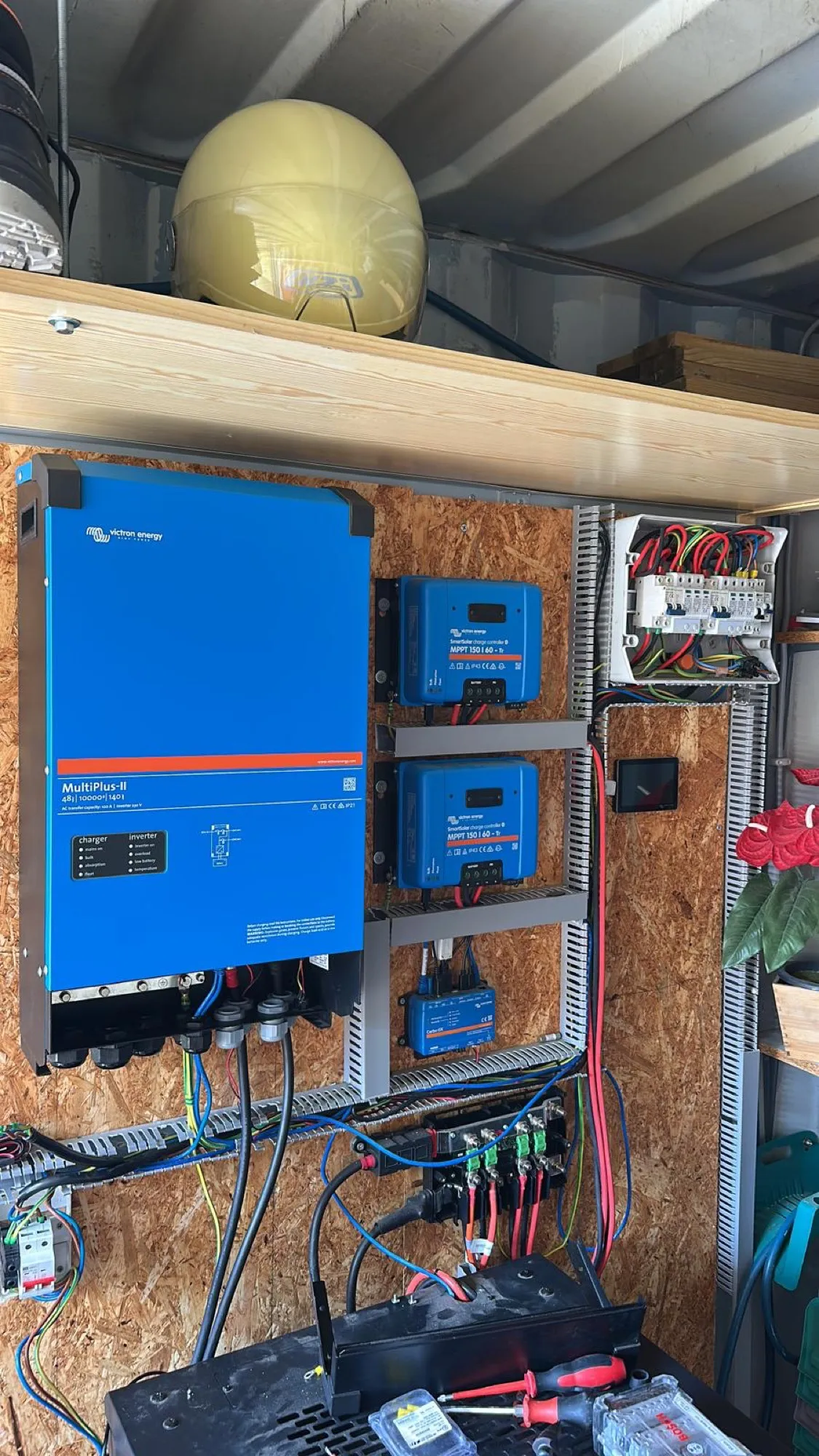 Off-grid energiesysteem met omvormer/lader, MPPT-laadregelaars en accu