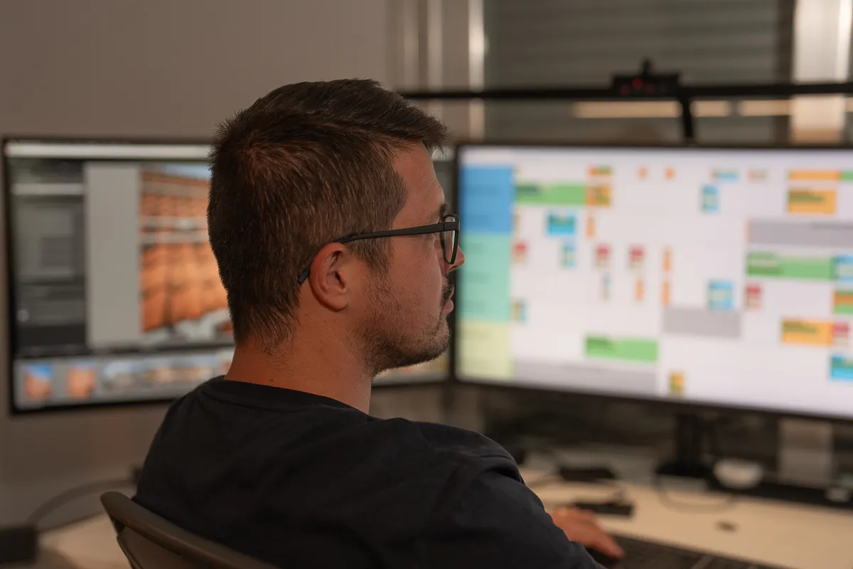 Portret van de projectleider van Solarfit achter de beeldschermen