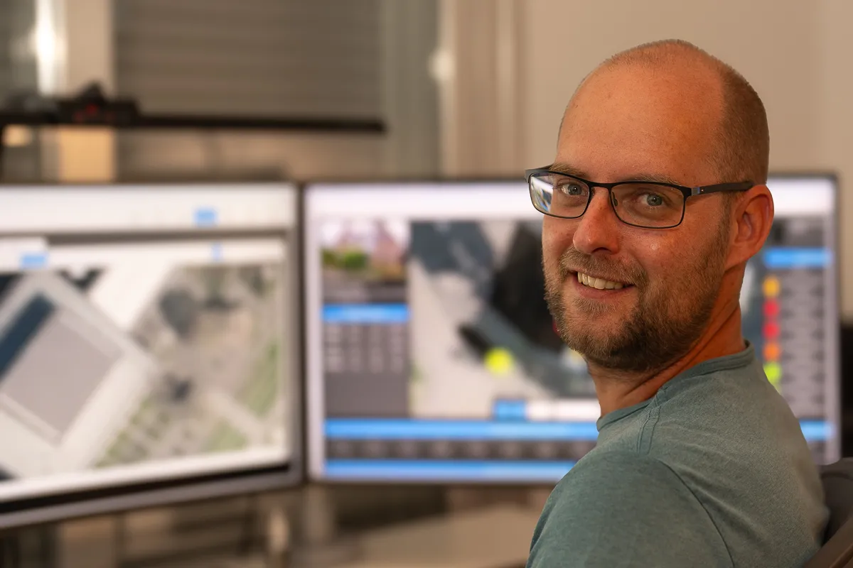 Solarfit-planner achter zijn beeldschermen tijdens het ontwerpen van een zonne-installatie