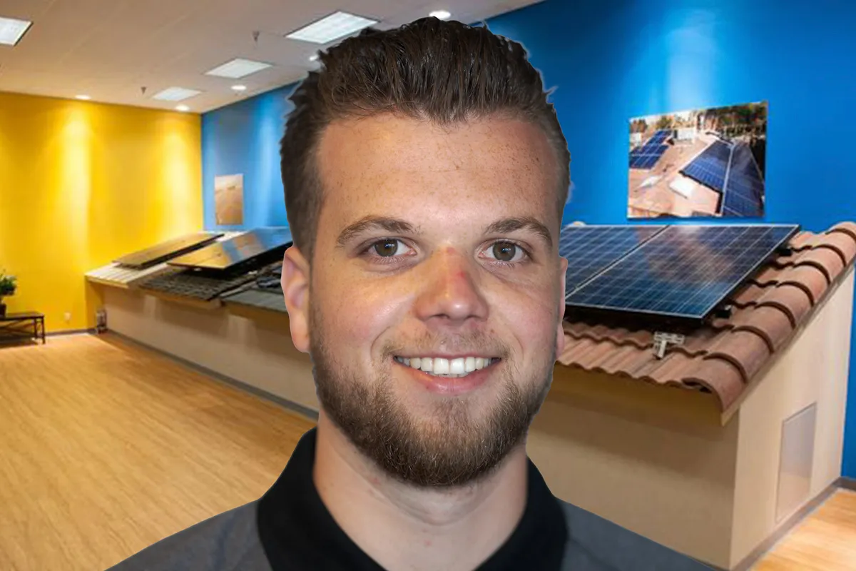 Portret van de adviseur van Solarfit in de showroom