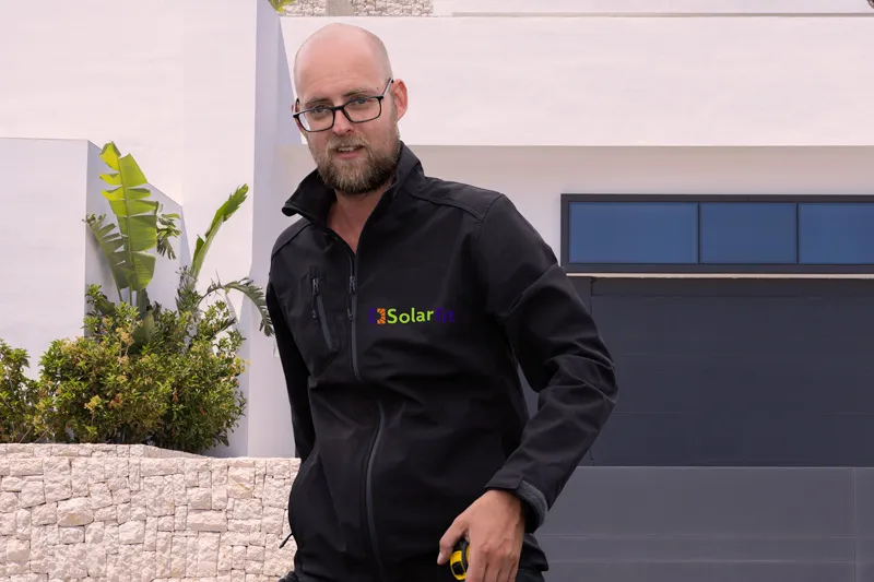 Solarfit-schouwer neemt met rolmaat de installatie op bij een woning aan de Costa Blanca