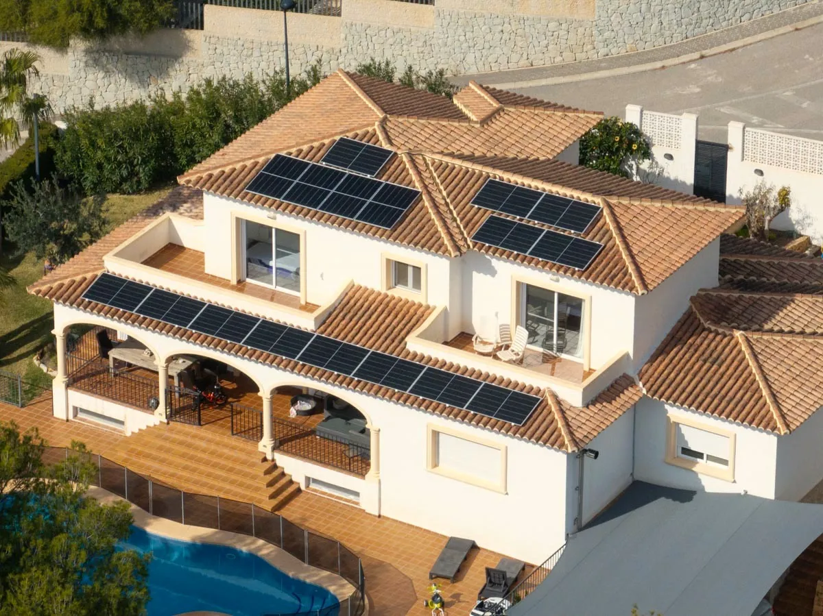 Solarfit-zonnepanelen op een villa met tegeldak aan de Costa Blanca (Moraira)