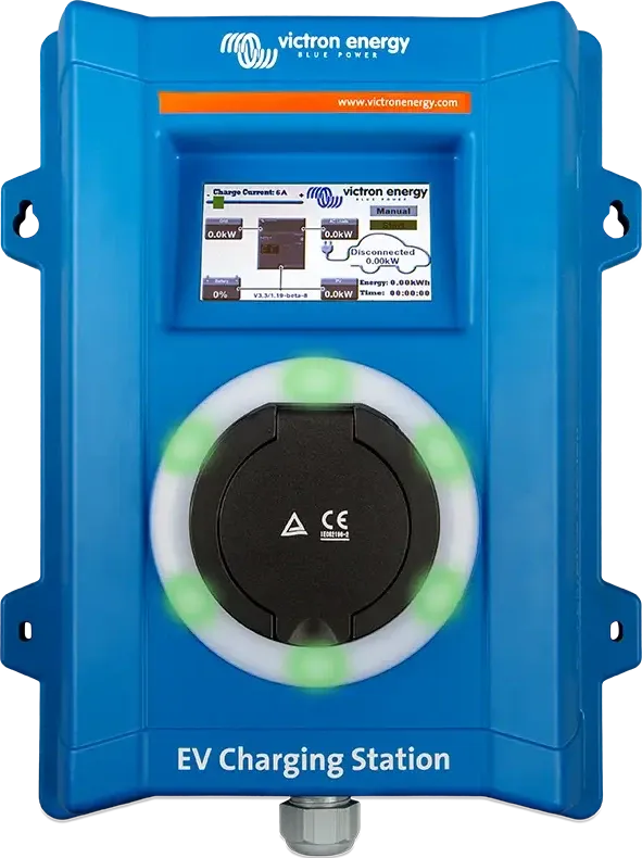 Victron EV Charging Station-laadpaal die een auto laadt op zonnestroom